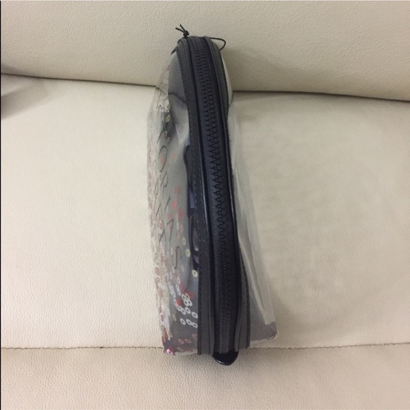 NWT Victoria’s Secret cosmetic case - Picture 4 of 5